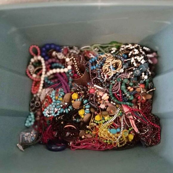 1 pound of Mystery Jewelry - All wearable, organized, & sorted. - Picture 4 of 16